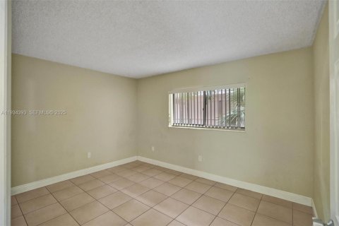 Condo in Miami, Florida, 2 bedrooms № 1992699 - photo 14