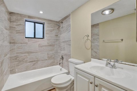 Condo in Miami, Florida, 2 bedrooms № 1992699 - photo 12