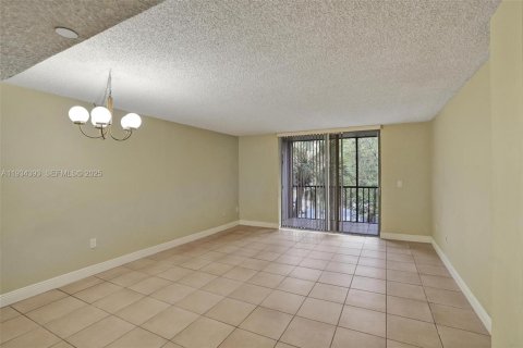 Condo in Miami, Florida, 2 bedrooms № 1992699 - photo 7