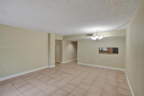 Condo in Miami, Florida, 2 bedrooms № 1992699 - photo 9