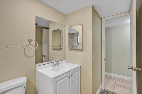 Condo in Miami, Florida, 2 bedrooms № 1992699 - photo 13