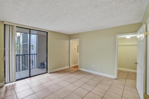 Condo in Miami, Florida, 2 bedrooms № 1992699 - photo 19