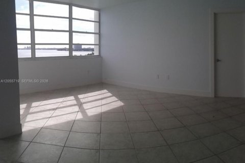 Condo in North Miami, Florida, 1 bedroom  № 2172228 - photo 16