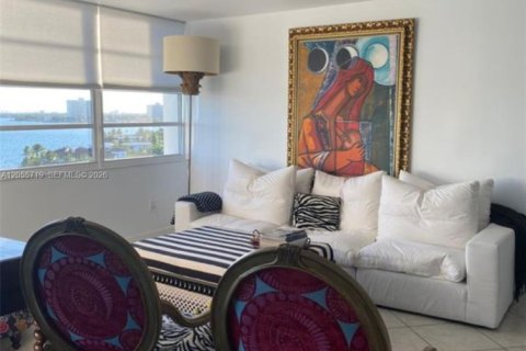 Condo in North Miami, Florida, 1 bedroom  № 2172228 - photo 2