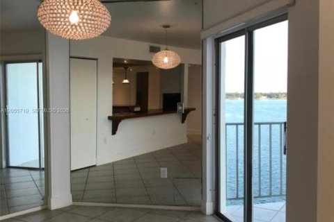 Condo in North Miami, Florida, 1 bedroom  № 2172228 - photo 17