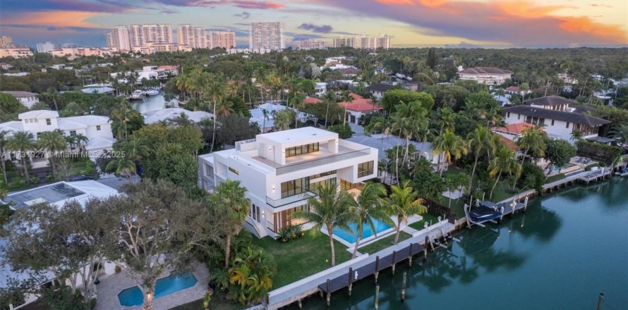 House in Key Biscayne, Florida 6 bedrooms, 668.15 sq.m. № 1700761