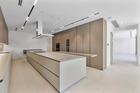 House in Key Biscayne, Florida 6 bedrooms, 668.15 sq.m. № 1700761 - photo 23