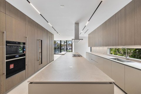 House in Key Biscayne, Florida 6 bedrooms, 668.15 sq.m. № 1700761 - photo 3