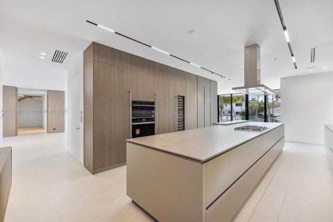 House in Key Biscayne, Florida 6 bedrooms, 668.15 sq.m. № 1700761 - photo 21