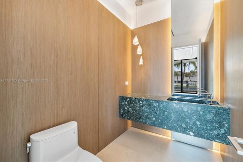 House in Key Biscayne, Florida 6 bedrooms, 668.15 sq.m. № 1700761 - photo 24