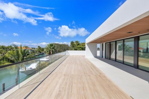 House in Key Biscayne, Florida 6 bedrooms, 668.15 sq.m. № 1700761 - photo 5