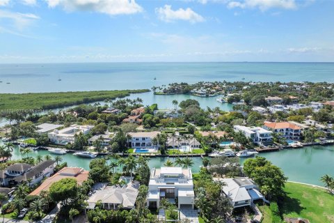 House in Key Biscayne, Florida 6 bedrooms, 668.15 sq.m. № 1700761 - photo 11
