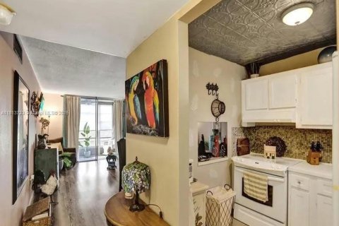 Condo in Sunrise, Florida, 1 bedroom  № 1762366 - photo 1
