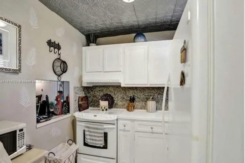 Condo in Sunrise, Florida, 1 bedroom  № 1762366 - photo 2