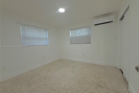 House in Miami, Florida 1 bedroom, 228.91 sq.m. № 1953134 - photo 7