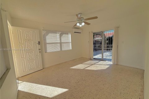 House in Miami, Florida 1 bedroom, 228.91 sq.m. № 1953134 - photo 2