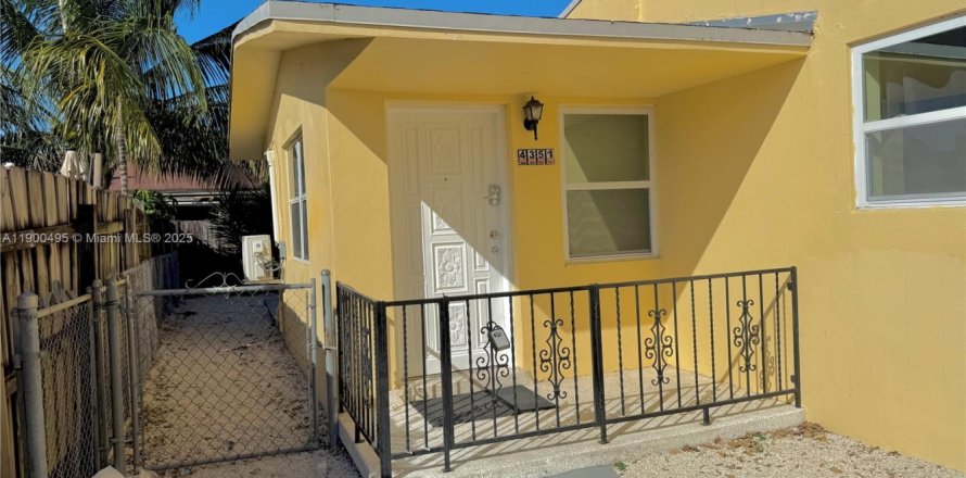 House in Miami, Florida 1 bedroom, 228.91 sq.m. № 1953134