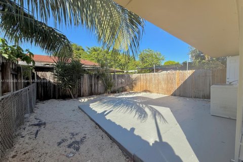 House in Miami, Florida 1 bedroom, 228.91 sq.m. № 1953134 - photo 10