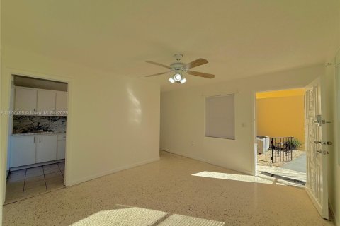 House in Miami, Florida 1 bedroom, 228.91 sq.m. № 1953134 - photo 5