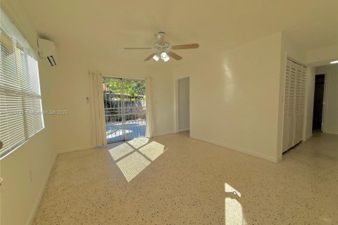House in Miami, Florida 1 bedroom, 228.91 sq.m. № 1953134 - photo 3