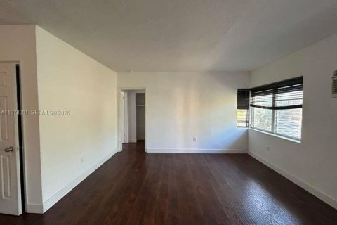 Снять в аренду виллу или дом в Майами-Бич, Флорида 1 спальня, 60.39м2, № 2042578 - фото 3