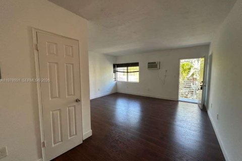 Снять в аренду виллу или дом в Майами-Бич, Флорида 1 спальня, 60.39м2, № 2042578 - фото 4