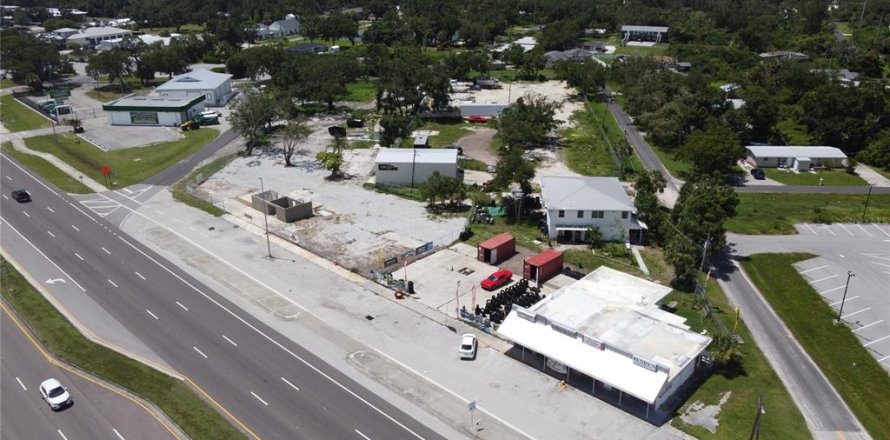 Commercial property in Punta Gorda, Florida № 1850275