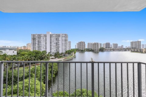 Condominio en venta en Aventura, Florida, 2 dormitorios, 120.77 m2 № 2145996 - foto 19