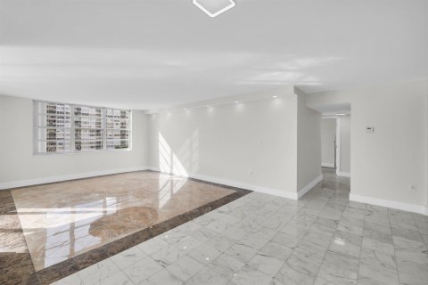 Condominio en venta en Aventura, Florida, 2 dormitorios, 120.77 m2 № 2145996 - foto 16