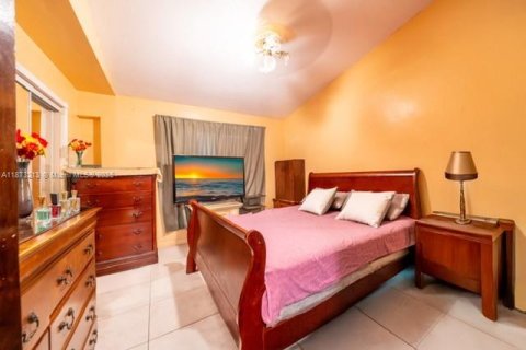 House in Miami Gardens, Florida 3 bedrooms, 158.4 sq.m. № 1925399 - photo 17