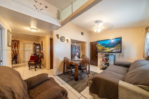 House in Miami Gardens, Florida 3 bedrooms, 158.4 sq.m. № 1925399 - photo 12