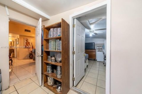 House in Miami Gardens, Florida 3 bedrooms, 158.4 sq.m. № 1925399 - photo 23