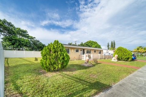 House in Miami Gardens, Florida 3 bedrooms, 158.4 sq.m. № 1925399 - photo 3