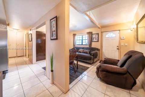 House in Miami Gardens, Florida 3 bedrooms, 158.4 sq.m. № 1925399 - photo 11