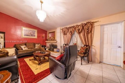 House in Miami Gardens, Florida 3 bedrooms, 158.4 sq.m. № 1925399 - photo 13