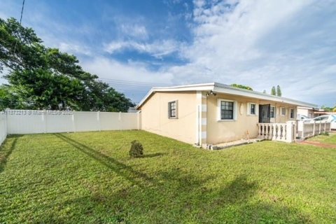 House in Miami Gardens, Florida 3 bedrooms, 158.4 sq.m. № 1925399 - photo 2