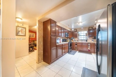 House in Miami Gardens, Florida 3 bedrooms, 158.4 sq.m. № 1925399 - photo 9