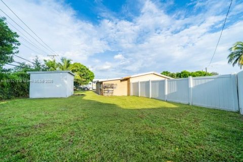 House in Miami Gardens, Florida 3 bedrooms, 158.4 sq.m. № 1925399 - photo 5