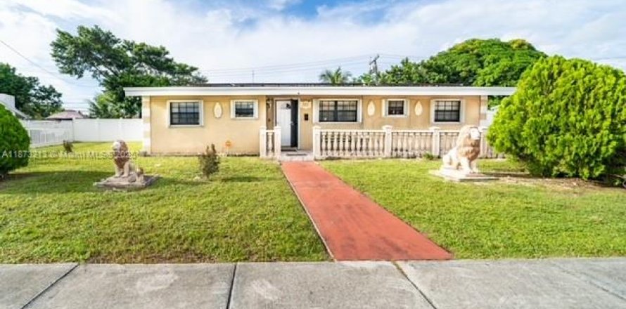 House in Miami Gardens, Florida 3 bedrooms, 158.4 sq.m. № 1925399