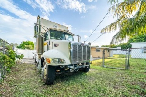House in Miami Gardens, Florida 3 bedrooms, 158.4 sq.m. № 1925399 - photo 6