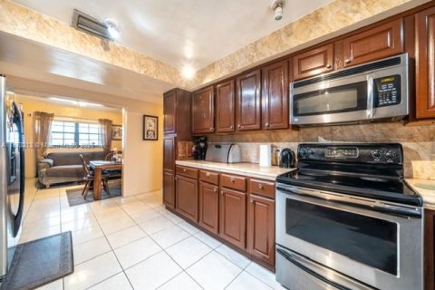 House in Miami Gardens, Florida 3 bedrooms, 158.4 sq.m. № 1925399 - photo 8