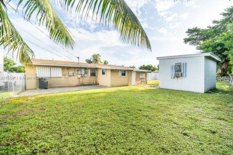 House in Miami Gardens, Florida 3 bedrooms, 158.4 sq.m. № 1925399 - photo 4