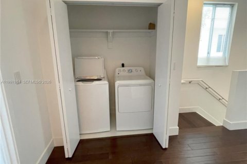 Adosado en alquiler en Miami, Florida, 3 dormitorios, 139.35 m2 № 2060875 - foto 3