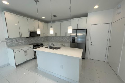 Adosado en alquiler en Miami, Florida, 3 dormitorios, 139.35 m2 № 2060875 - foto 2