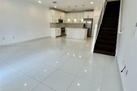 Adosado en alquiler en Miami, Florida, 3 dormitorios, 139.35 m2 № 2060875 - foto 4