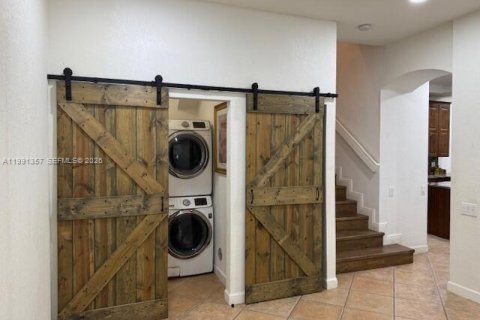 Townhouse in Hollywood, Florida 3 bedrooms, 265.61 sq.m. № 2055431 - photo 12