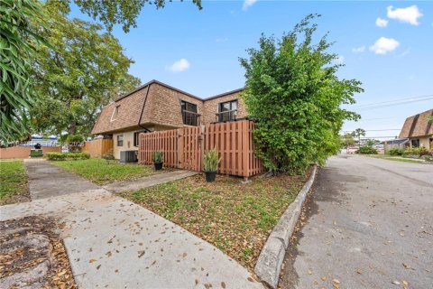 Condominio en venta en Hialeah, Florida, 3 dormitorios, 135.82 m2 № 2045647 - foto 24