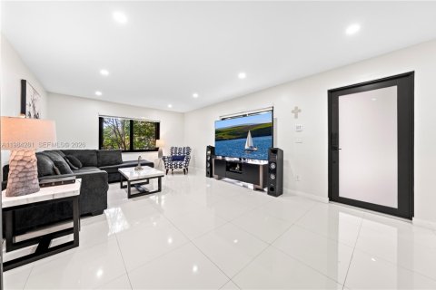 Condominio en venta en Hialeah, Florida, 3 dormitorios, 135.82 m2 № 2045647 - foto 3