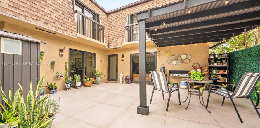 Condominio en Hialeah, Florida, 3 dormitorios  № 2045647