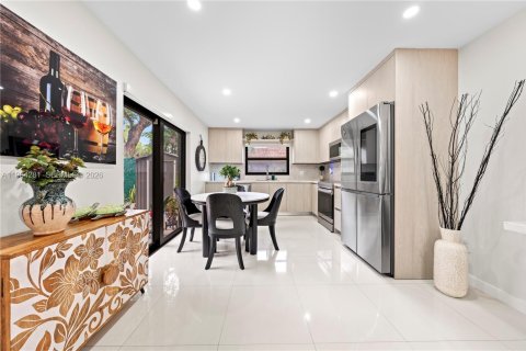 Condominio en venta en Hialeah, Florida, 3 dormitorios, 135.82 m2 № 2045647 - foto 2